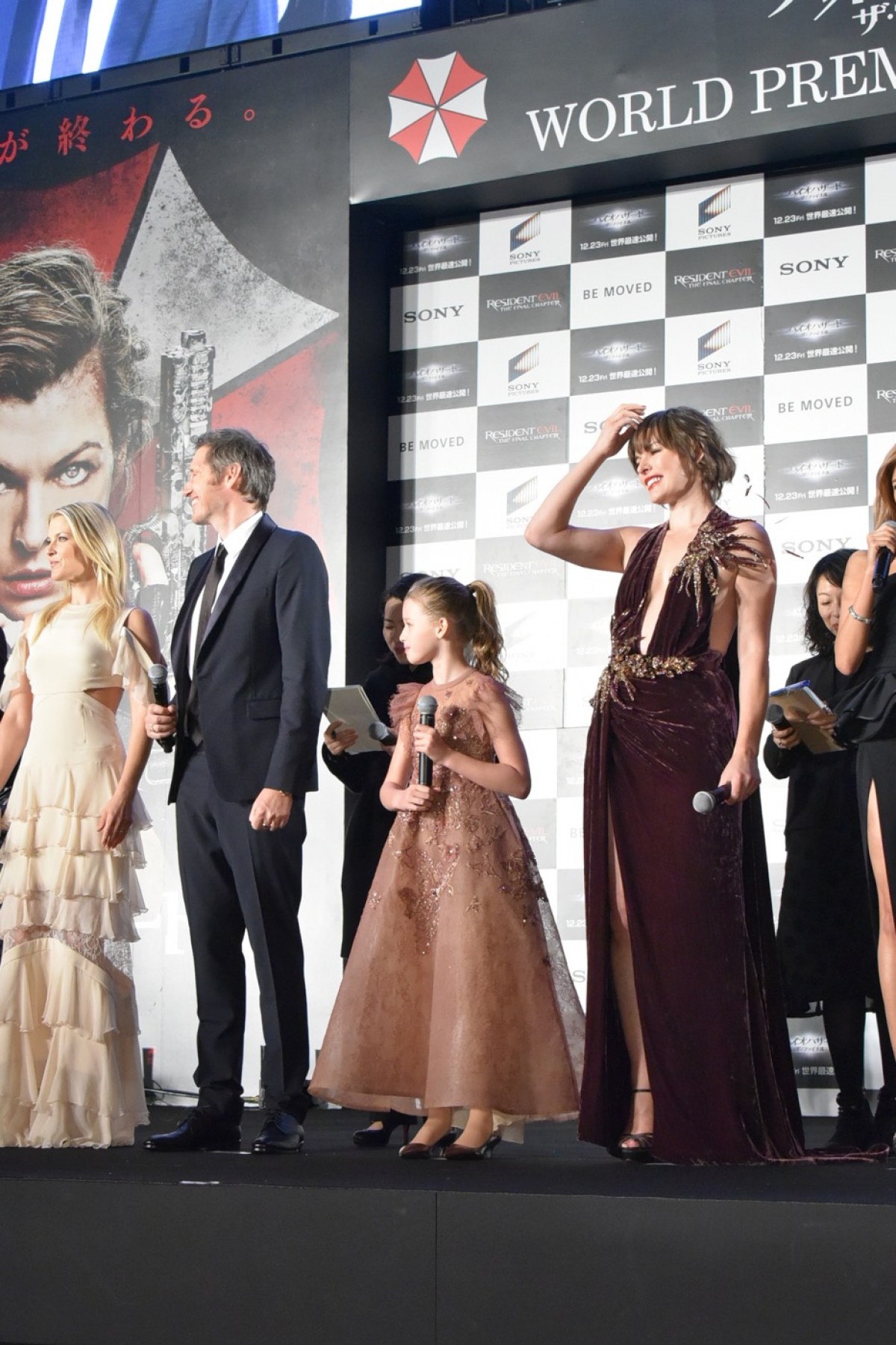 ローラ＆ミラ・ジョヴォヴィッチ、大胆スリットで美の共演！ 美脚に注目