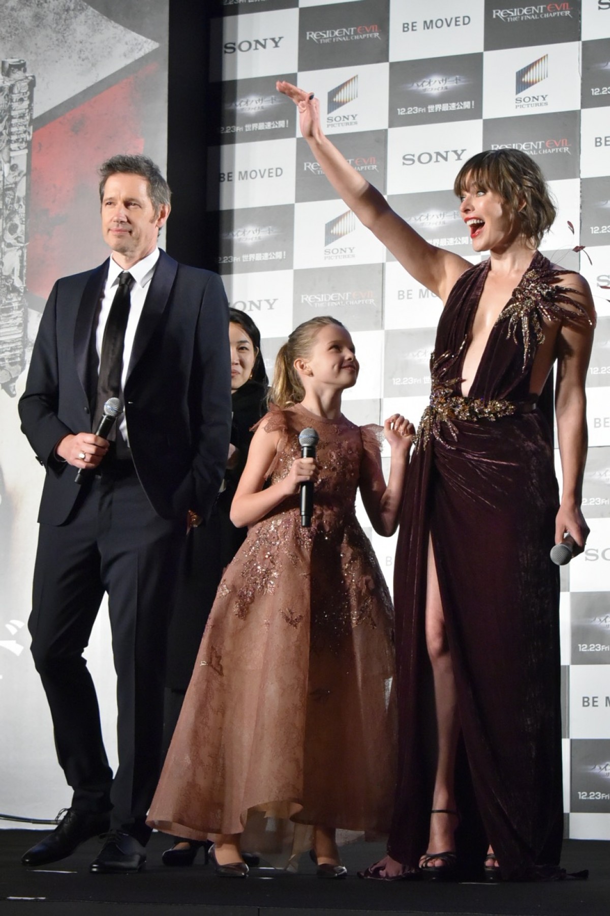 ローラ＆ミラ・ジョヴォヴィッチ、大胆スリットで美の共演！ 美脚に注目