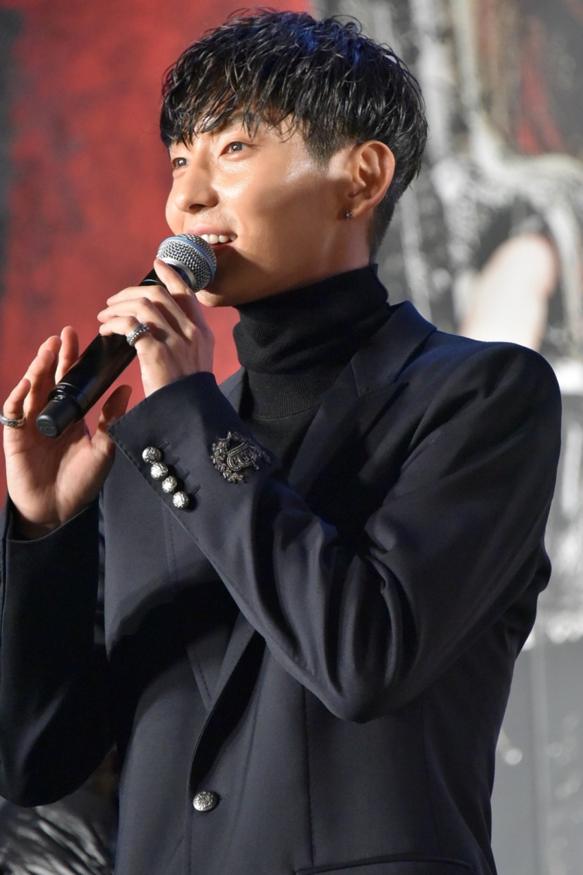 ローラ＆ミラ・ジョヴォヴィッチ、大胆スリットで美の共演！ 美脚に注目