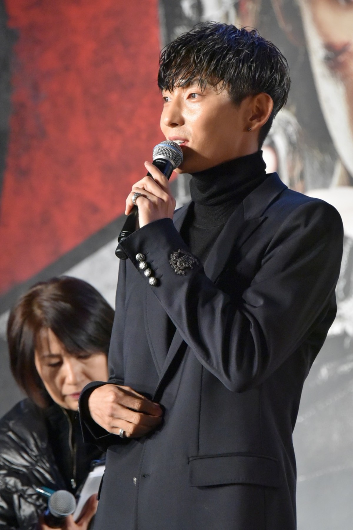 ローラ＆ミラ・ジョヴォヴィッチ、大胆スリットで美の共演！ 美脚に注目