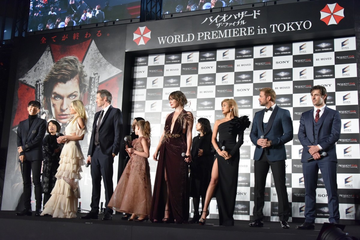 ローラ＆ミラ・ジョヴォヴィッチ、大胆スリットで美の共演！ 美脚に注目