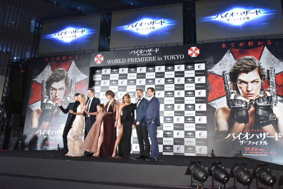 ローラ＆ミラ・ジョヴォヴィッチ、大胆スリットで美の共演！ 美脚に注目