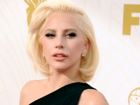 レディー・ガガがレイプ被害を疑うTVパーソナリティとツイッター・バトル