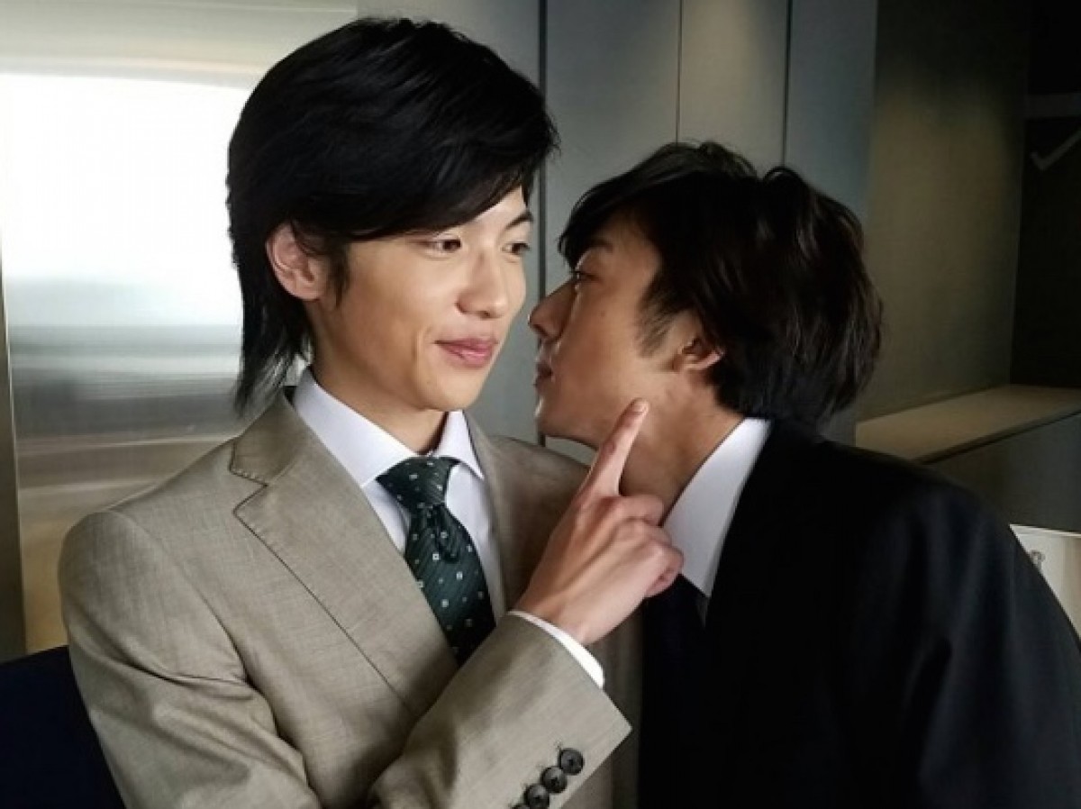 高橋一生＆志尊淳、キス寸前!? ドキドキの2ショット写真を公開！