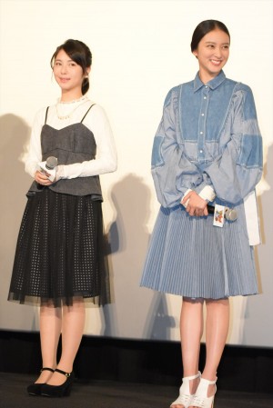 浜辺美波＆武井咲、『映画 妖怪ウォッチ』初日舞台挨拶に登場