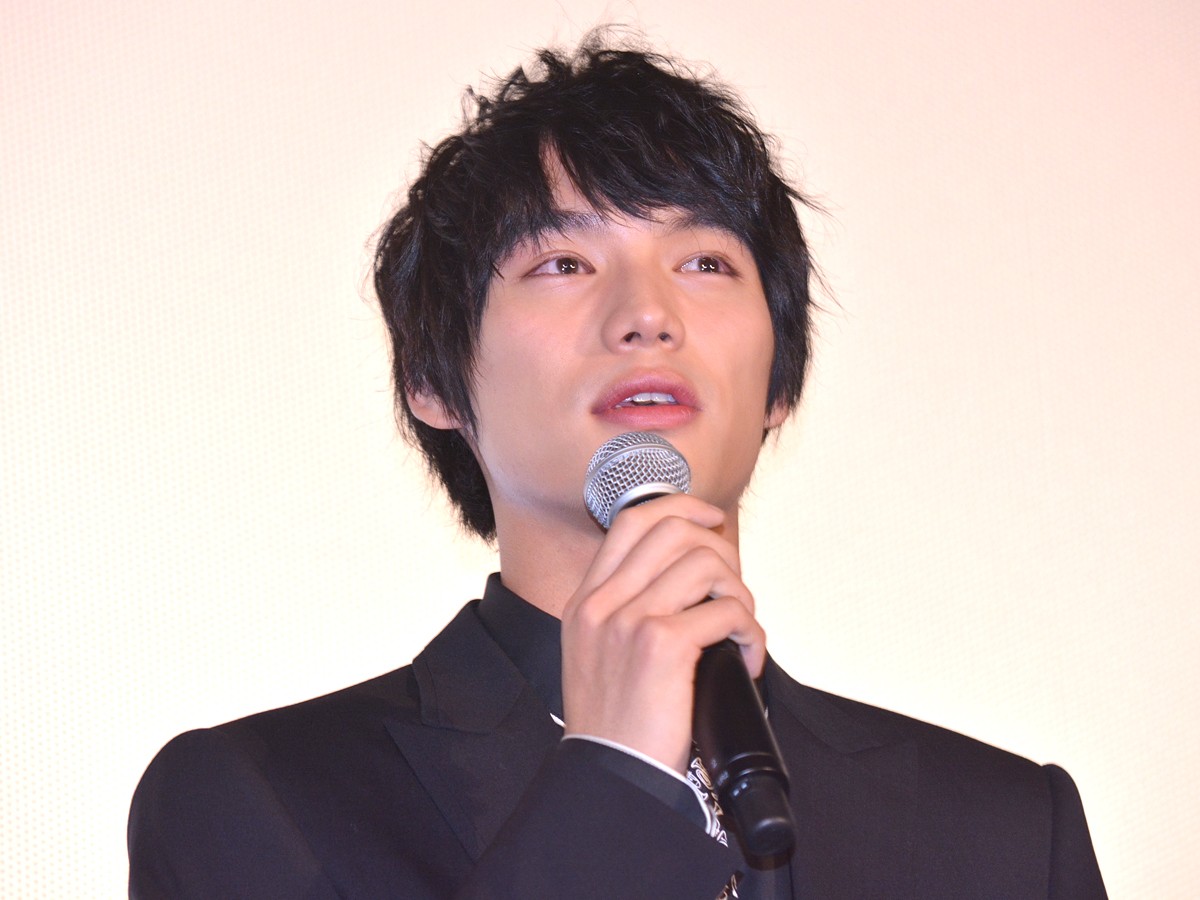 福士蒼汰、号泣の小松菜奈に優しくハンカチを手渡す　客席からは大きな歓声