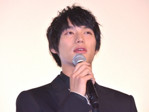 福士蒼汰、『ぼくは明日、昨日のきみとデートする』初日舞台挨拶に登場