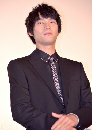 福士蒼汰、『ぼくは明日、昨日のきみとデートする』初日舞台挨拶に登場