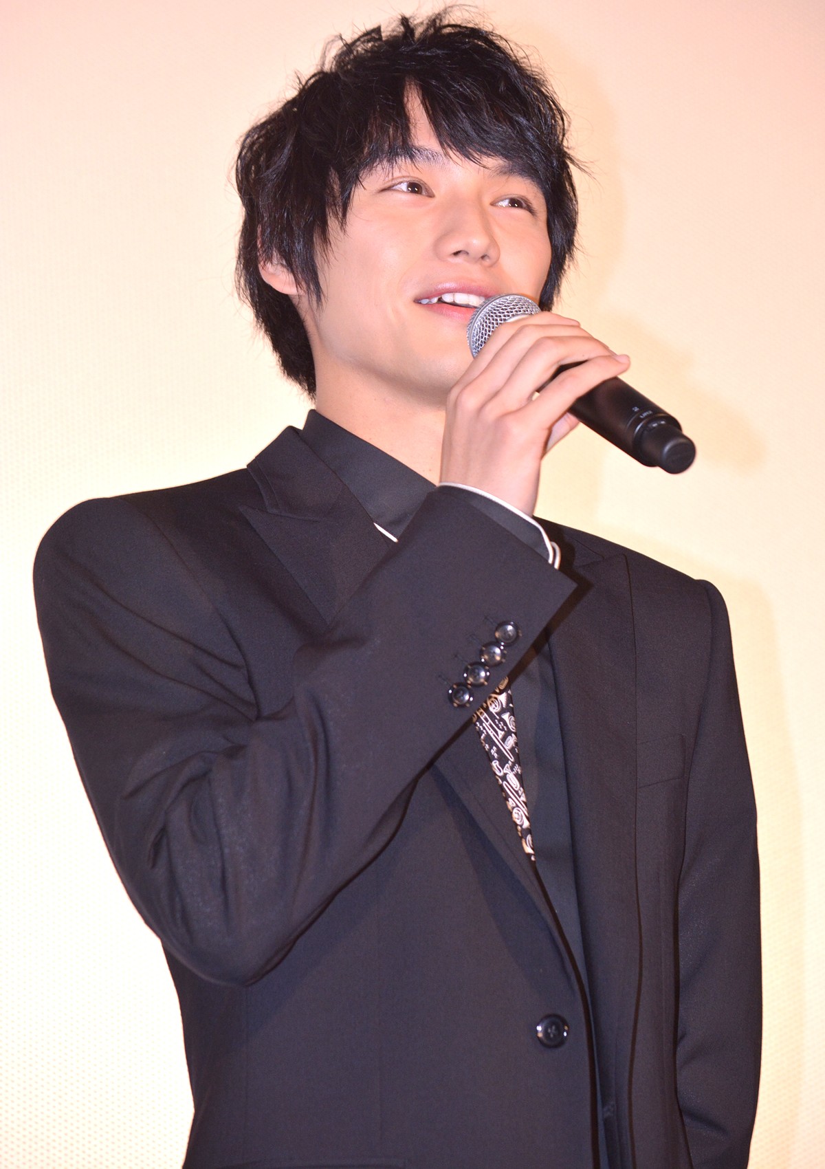 福士蒼汰、号泣の小松菜奈に優しくハンカチを手渡す　客席からは大きな歓声