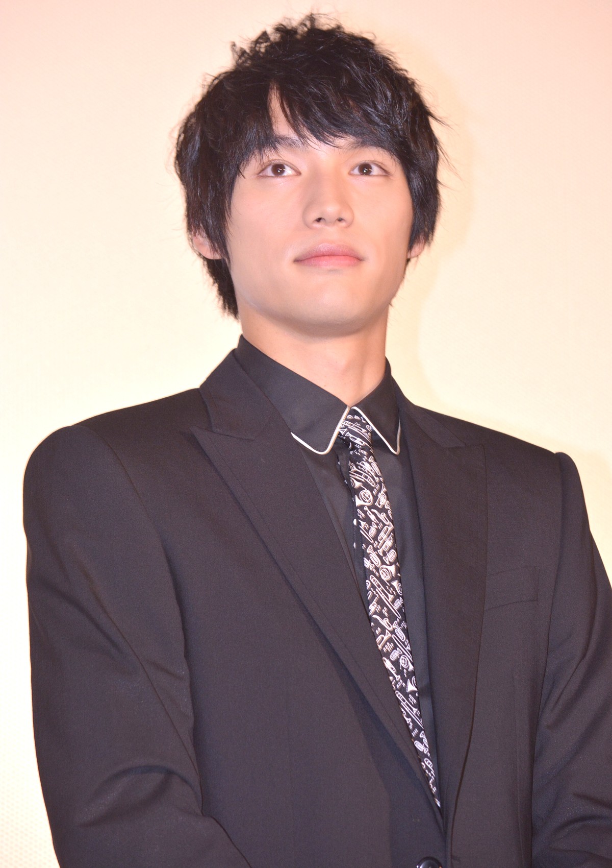 福士蒼汰、号泣の小松菜奈に優しくハンカチを手渡す　客席からは大きな歓声
