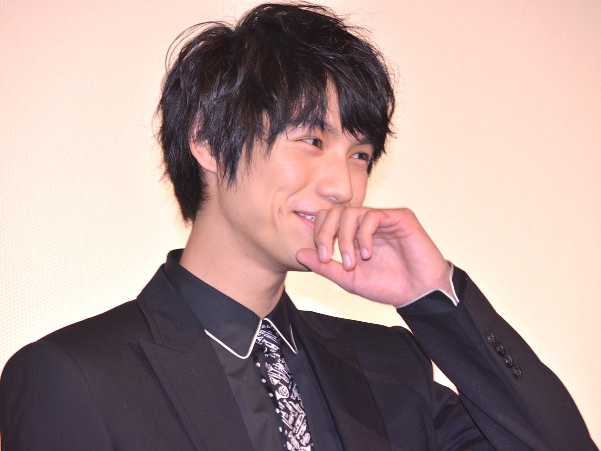 福士蒼汰、号泣の小松菜奈に優しくハンカチを手渡す　客席からは大きな歓声