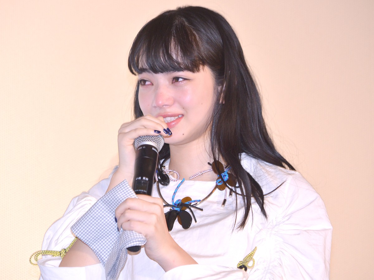 福士蒼汰、号泣の小松菜奈に優しくハンカチを手渡す　客席からは大きな歓声