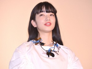 小松菜奈、『ぼくは明日、昨日のきみとデートする』初日舞台挨拶に登場