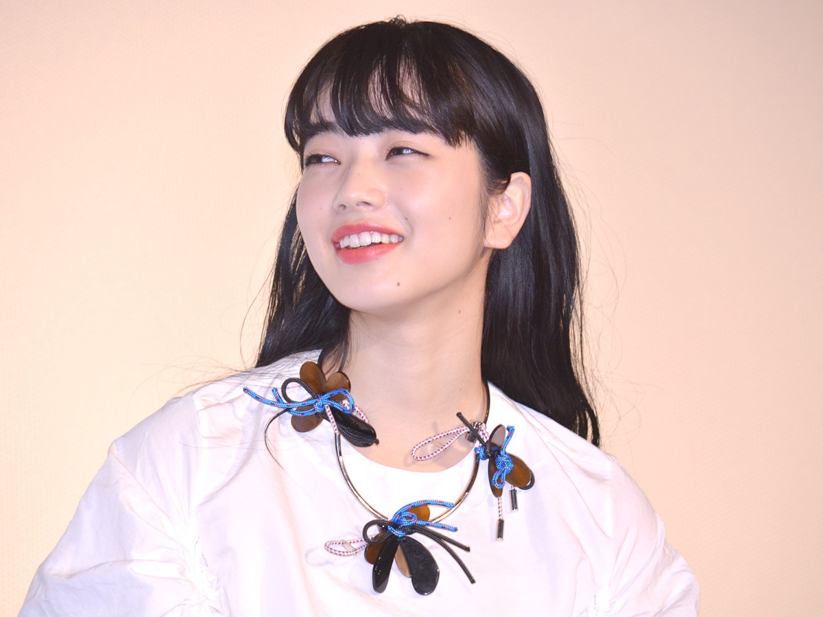 福士蒼汰、号泣の小松菜奈に優しくハンカチを手渡す　客席からは大きな歓声