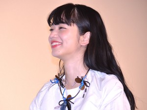 小松菜奈、『ぼくは明日、昨日のきみとデートする』初日舞台挨拶に登場