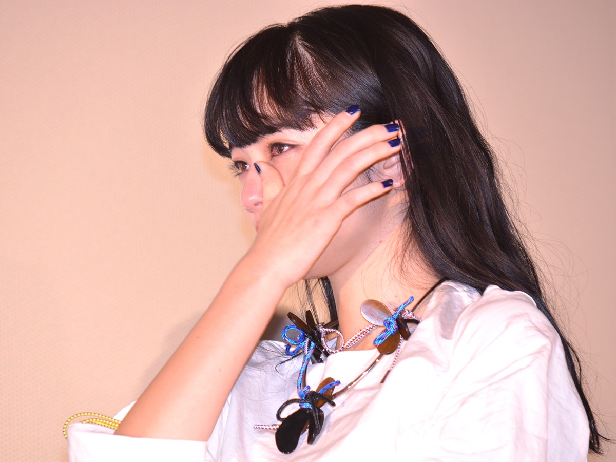 福士蒼汰、号泣の小松菜奈に優しくハンカチを手渡す　客席からは大きな歓声