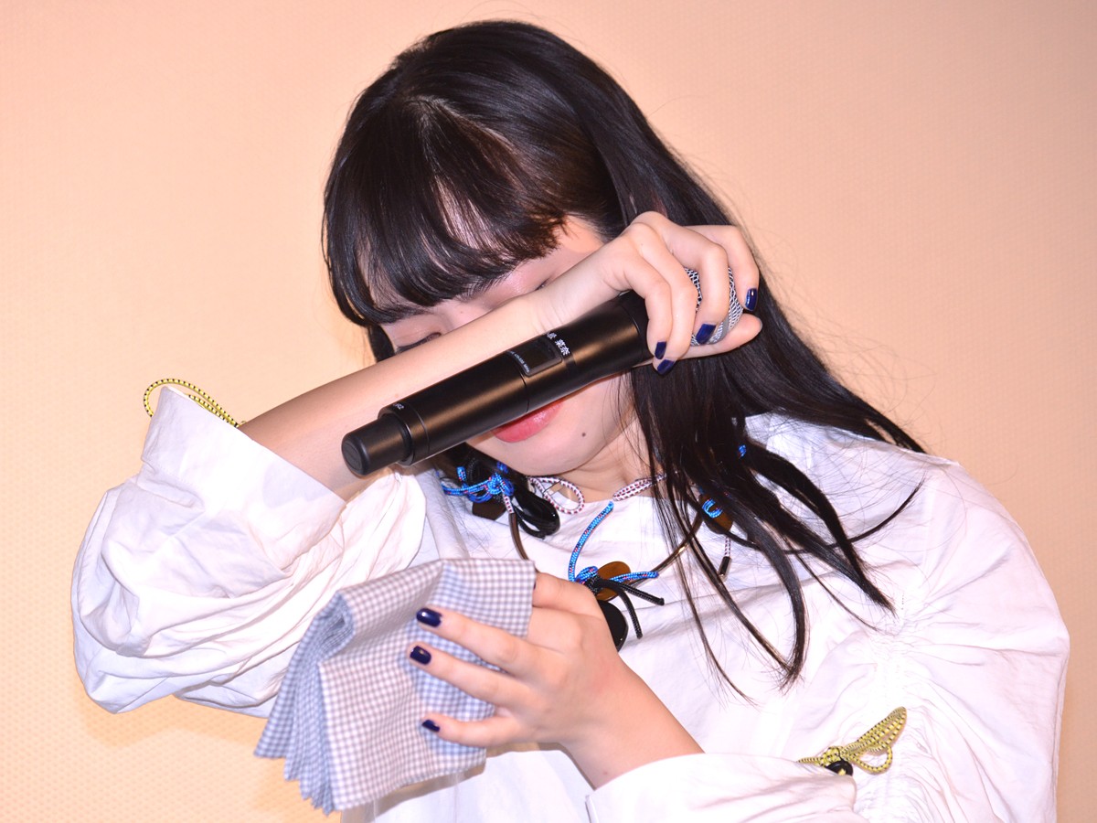 福士蒼汰、号泣の小松菜奈に優しくハンカチを手渡す　客席からは大きな歓声