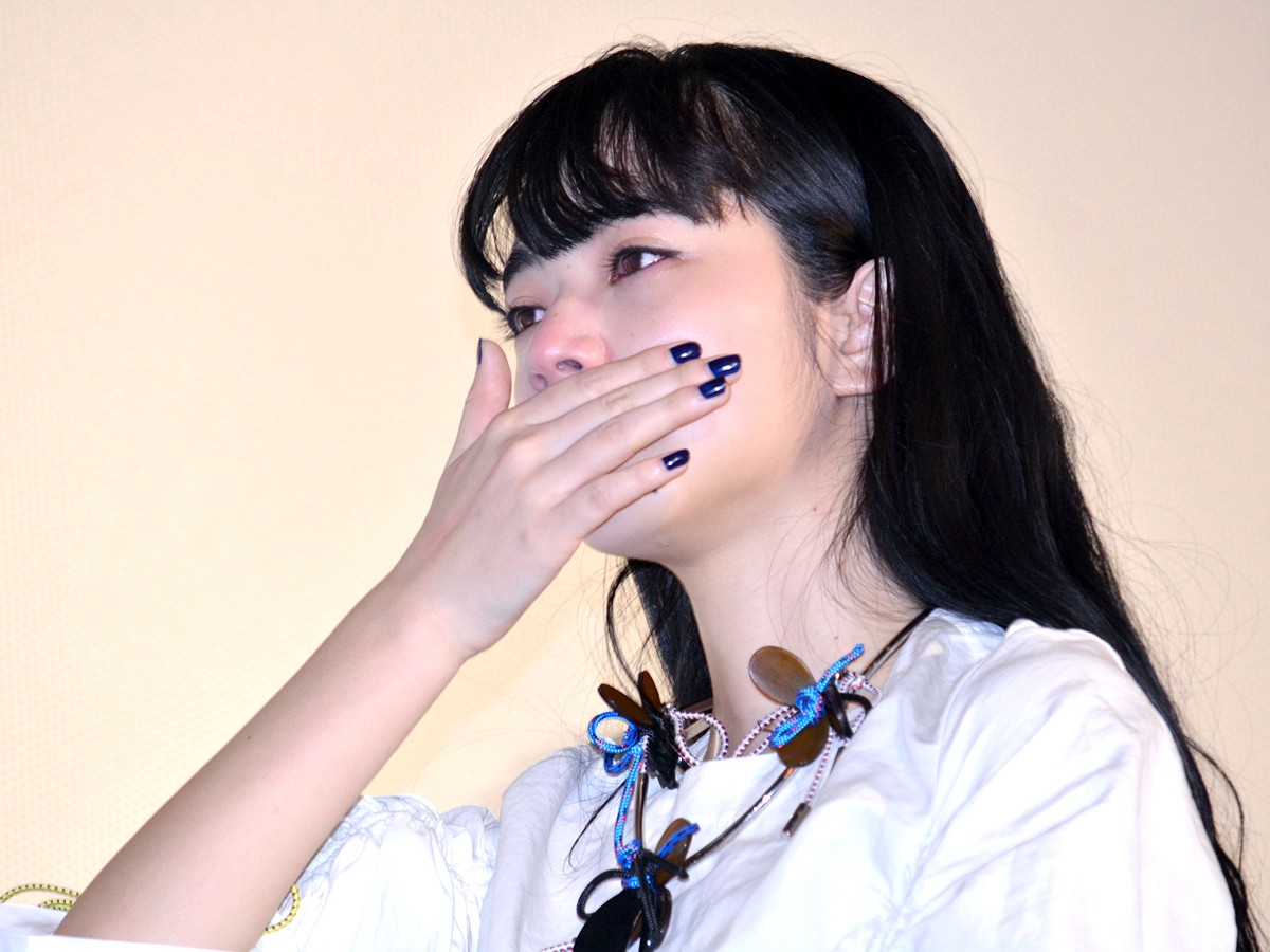 福士蒼汰、号泣の小松菜奈に優しくハンカチを手渡す　客席からは大きな歓声