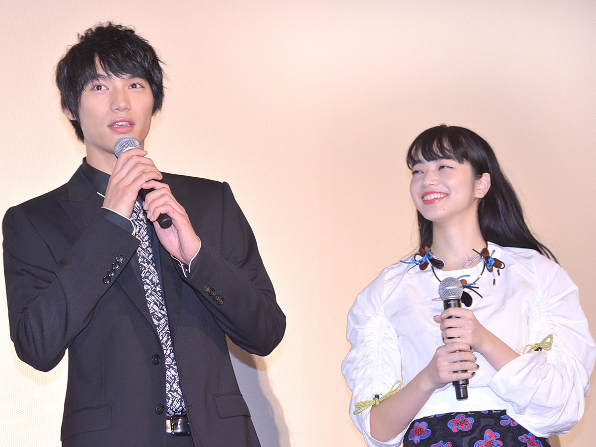 福士蒼汰、号泣の小松菜奈に優しくハンカチを手渡す　客席からは大きな歓声