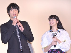 福士蒼汰＆小松菜奈、『ぼくは明日、昨日のきみとデートする』初日舞台挨拶に登場