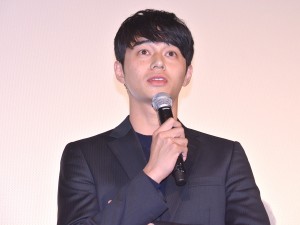 東出昌大、『ぼくは明日、昨日のきみとデートする』初日舞台挨拶に登場