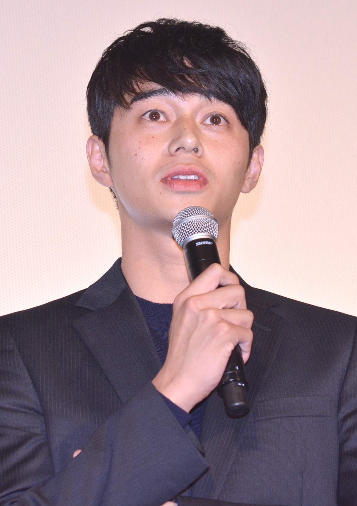福士蒼汰、号泣の小松菜奈に優しくハンカチを手渡す　客席からは大きな歓声