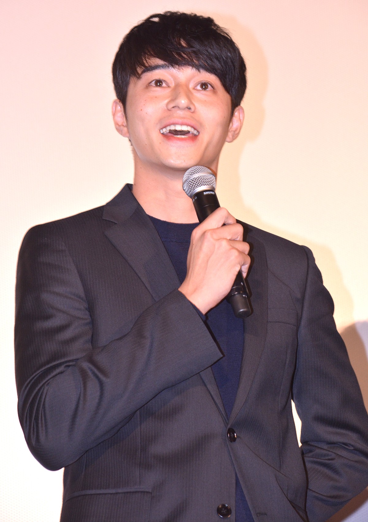 福士蒼汰、号泣の小松菜奈に優しくハンカチを手渡す　客席からは大きな歓声