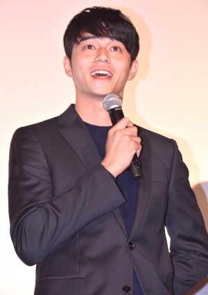 東出昌大、『ぼくは明日、昨日のきみとデートする』初日舞台挨拶に登場