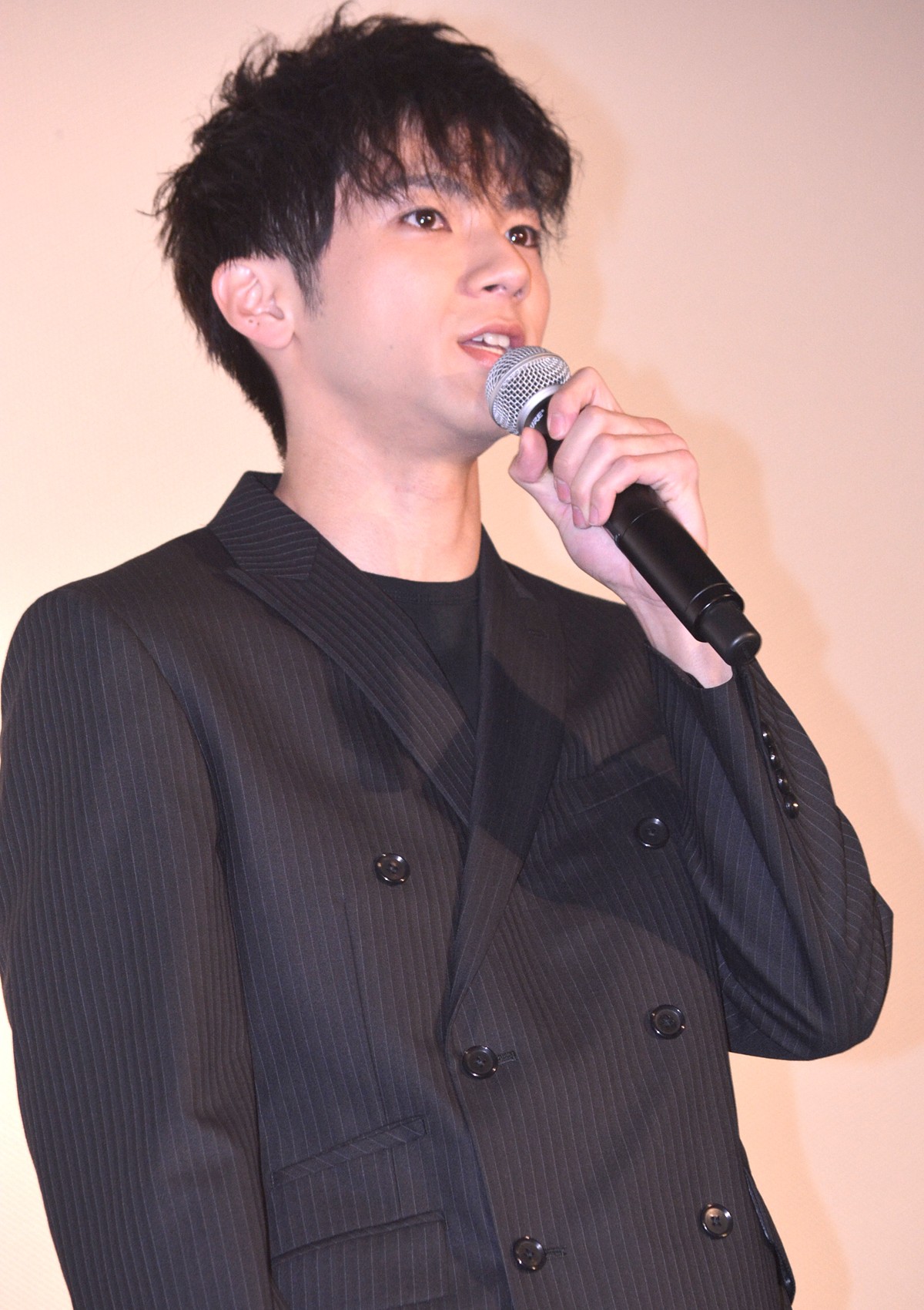 福士蒼汰、号泣の小松菜奈に優しくハンカチを手渡す　客席からは大きな歓声