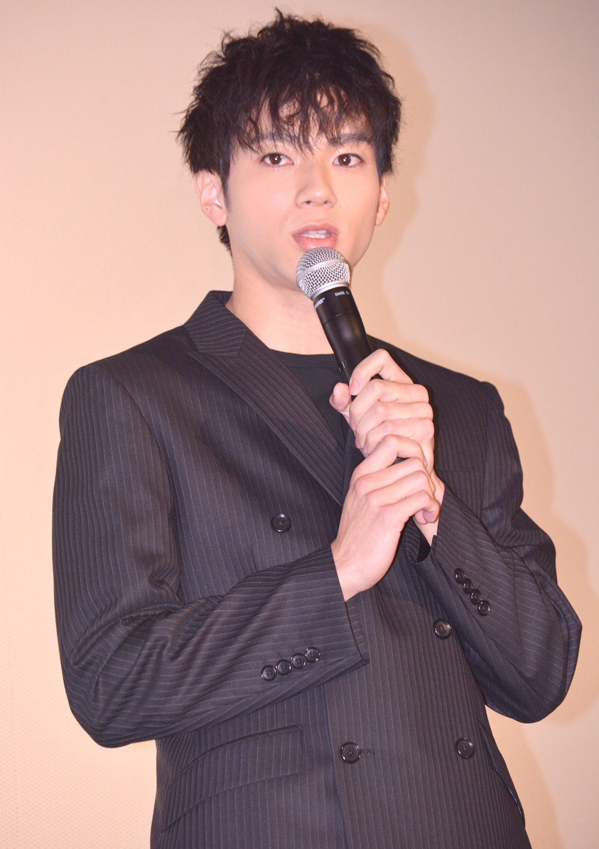 福士蒼汰、号泣の小松菜奈に優しくハンカチを手渡す　客席からは大きな歓声