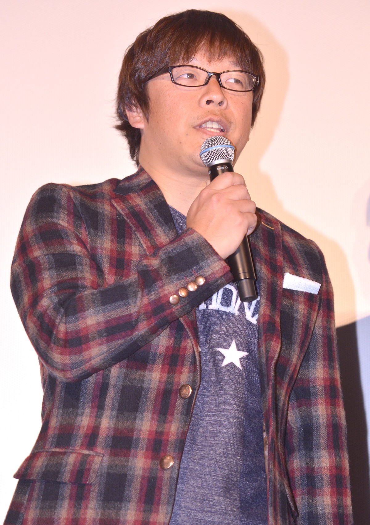 福士蒼汰、号泣の小松菜奈に優しくハンカチを手渡す　客席からは大きな歓声