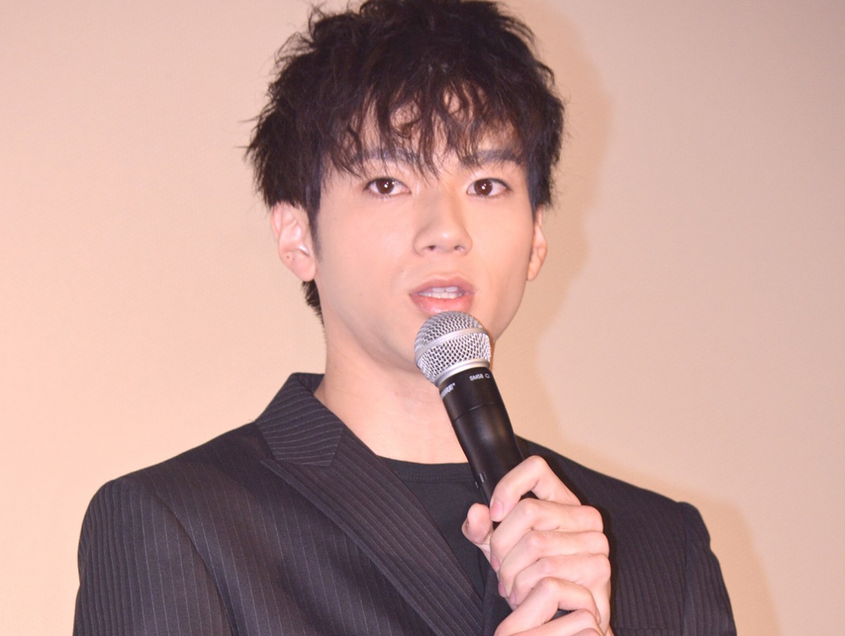 福士蒼汰、号泣の小松菜奈に優しくハンカチを手渡す　客席からは大きな歓声