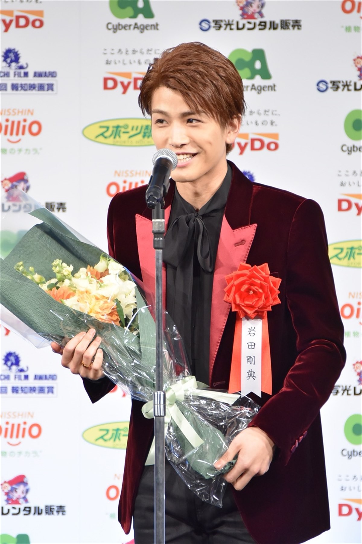 綾野剛、助演男優賞を手に妻夫木聡との“同棲”に感謝　宮沢りえは“史上初”3度目の受賞