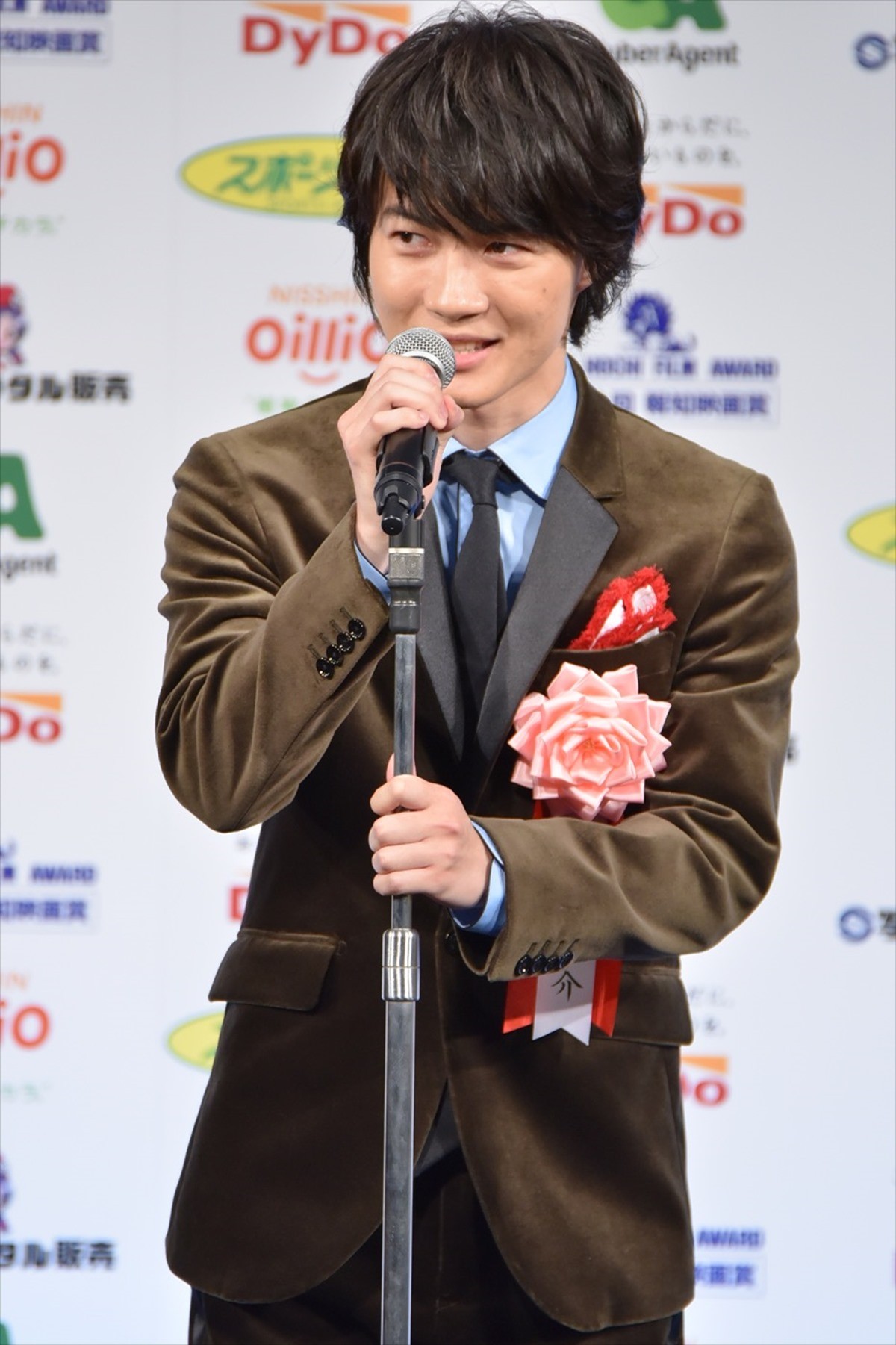 綾野剛、助演男優賞を手に妻夫木聡との“同棲”に感謝　宮沢りえは“史上初”3度目の受賞