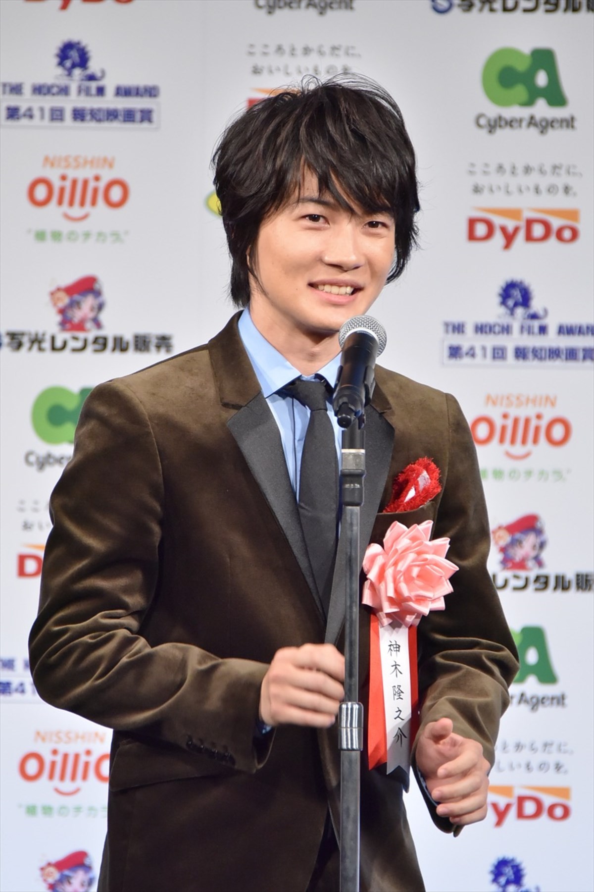 綾野剛、助演男優賞を手に妻夫木聡との“同棲”に感謝　宮沢りえは“史上初”3度目の受賞