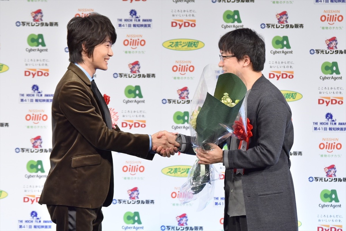 綾野剛、助演男優賞を手に妻夫木聡との“同棲”に感謝　宮沢りえは“史上初”3度目の受賞