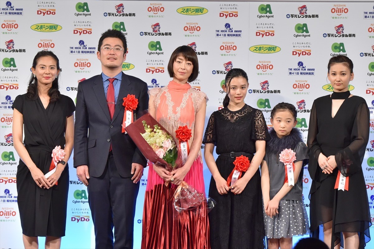 綾野剛、助演男優賞を手に妻夫木聡との“同棲”に感謝　宮沢りえは“史上初”3度目の受賞