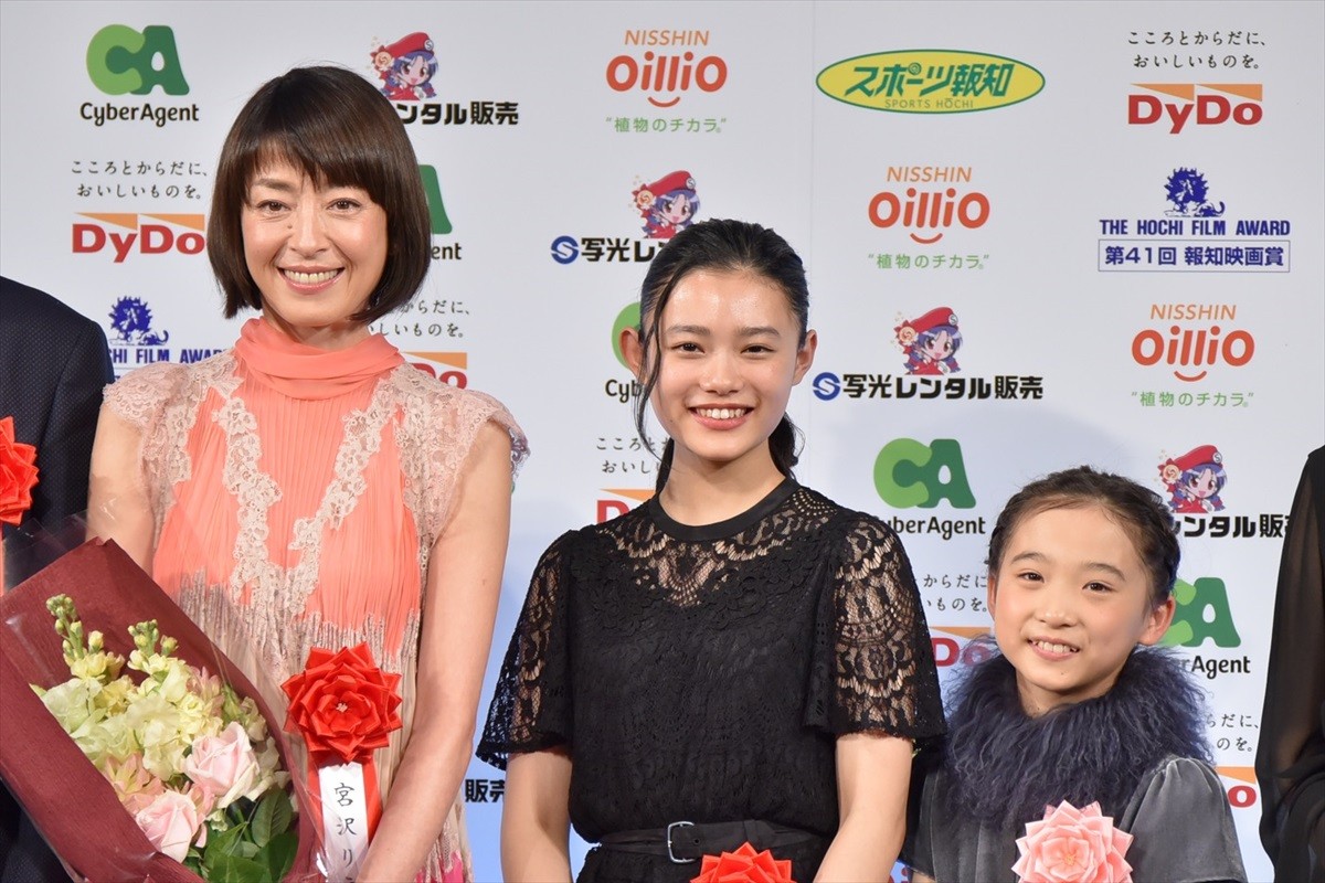 綾野剛、助演男優賞を手に妻夫木聡との“同棲”に感謝　宮沢りえは“史上初”3度目の受賞