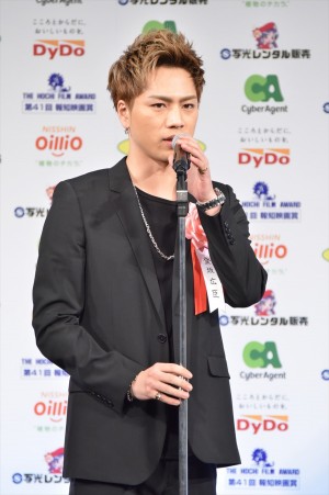 「第41回報知映画賞」表彰式に花束贈呈で登場した登坂広臣