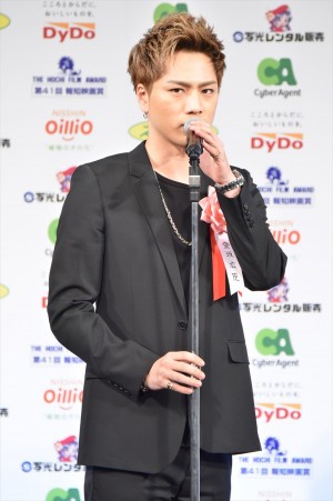 「第41回報知映画賞」表彰式に花束贈呈で登場した登坂広臣