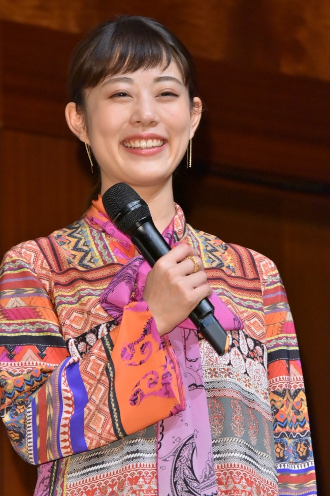 高畑充希、写真集“チラリズム大作戦”に「チラ見せでさえ可愛い」と反響