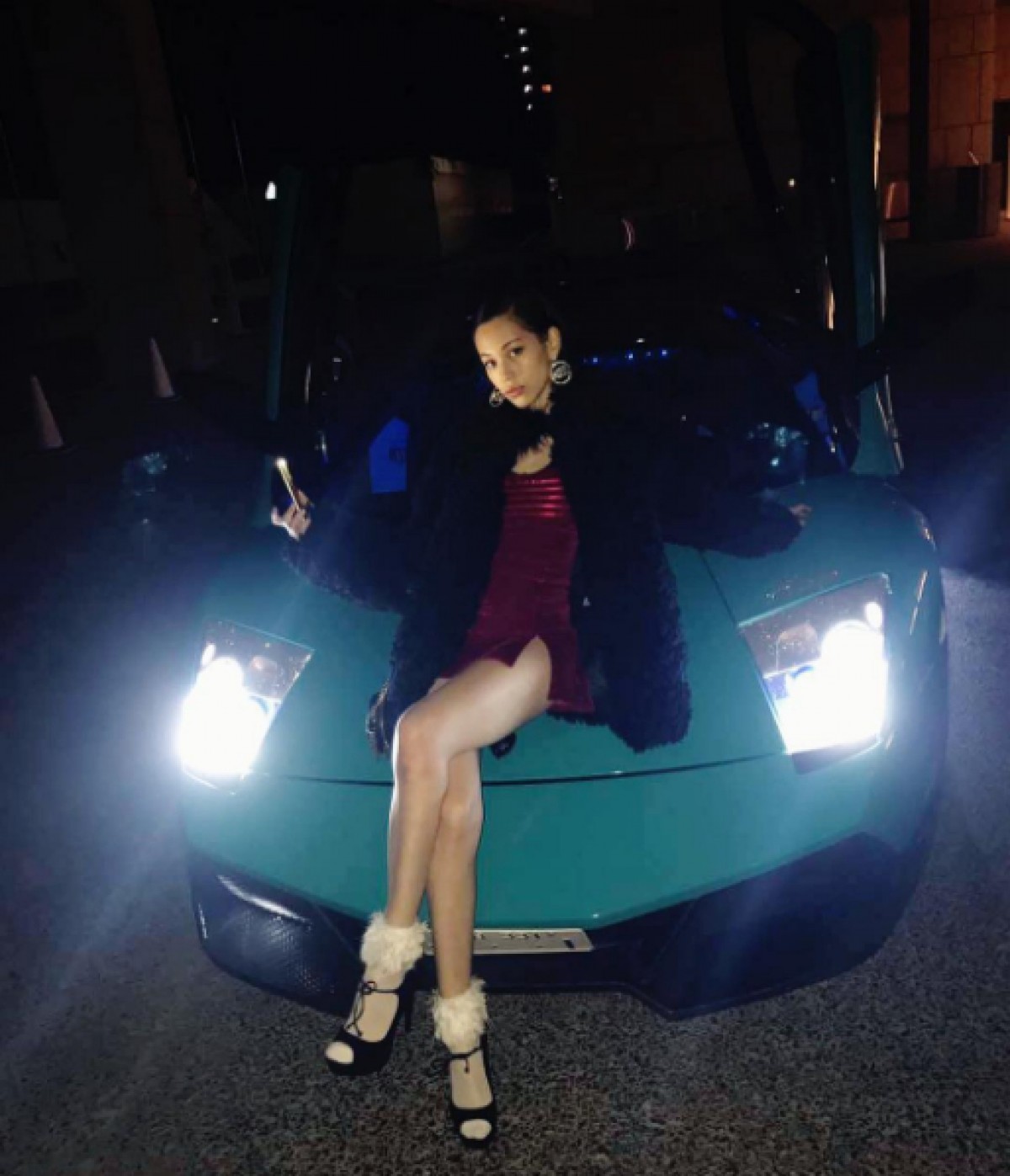 水原希子、スポーツカーの目の前で悩殺美脚を披露!