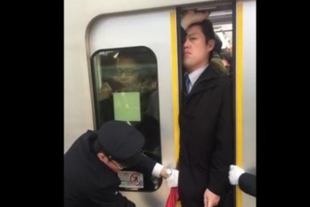 海外で拡散中 日本の満員電車と頑張る駅員さんたち 16年12月27日 気になる ニュース クランクイン