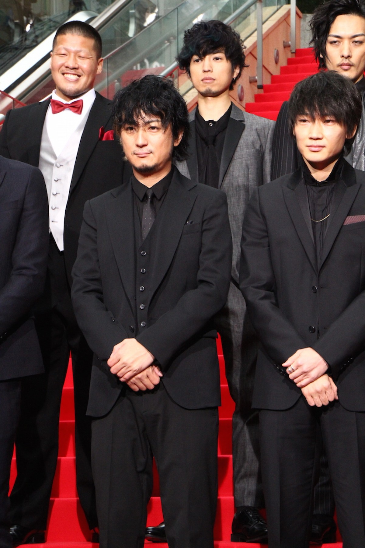 綾野剛、『新宿スワンII』レッドカーペットで会場の女性ファンに名刺配り！