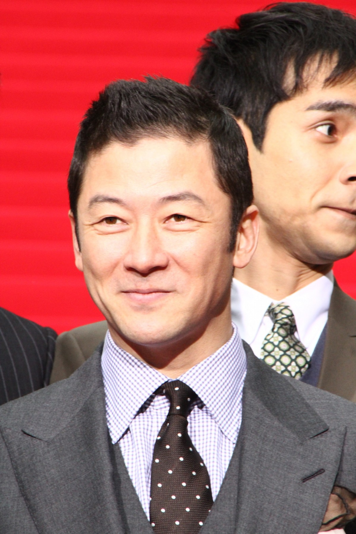 綾野剛、『新宿スワンII』レッドカーペットで会場の女性ファンに名刺配り！