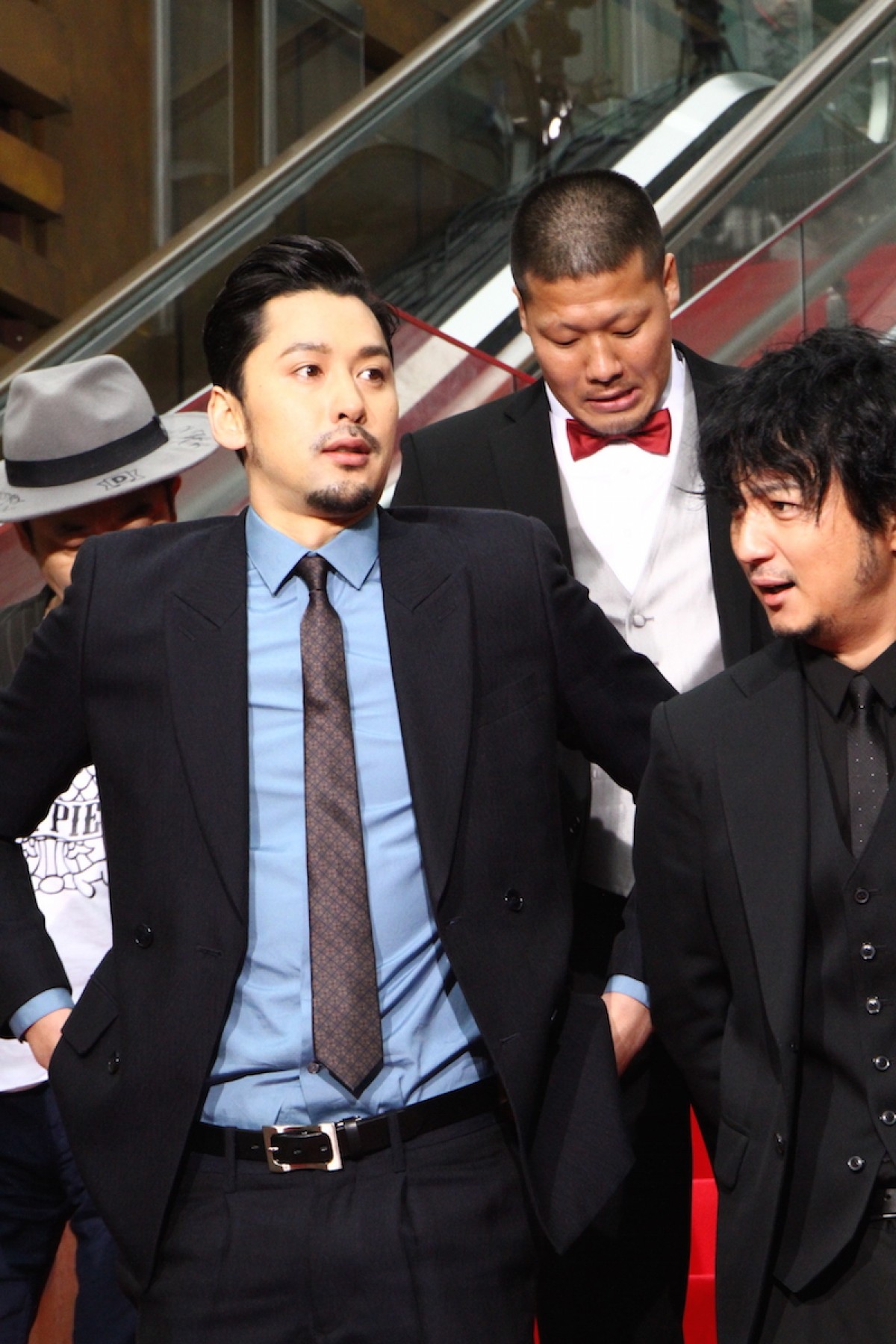 綾野剛、『新宿スワンII』レッドカーペットで会場の女性ファンに名刺配り！
