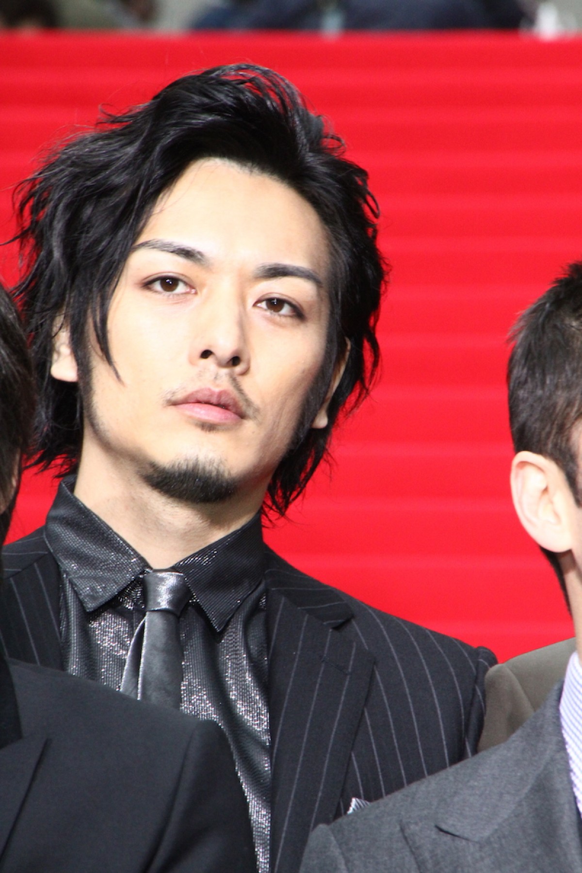 綾野剛、『新宿スワンII』レッドカーペットで会場の女性ファンに名刺配り！