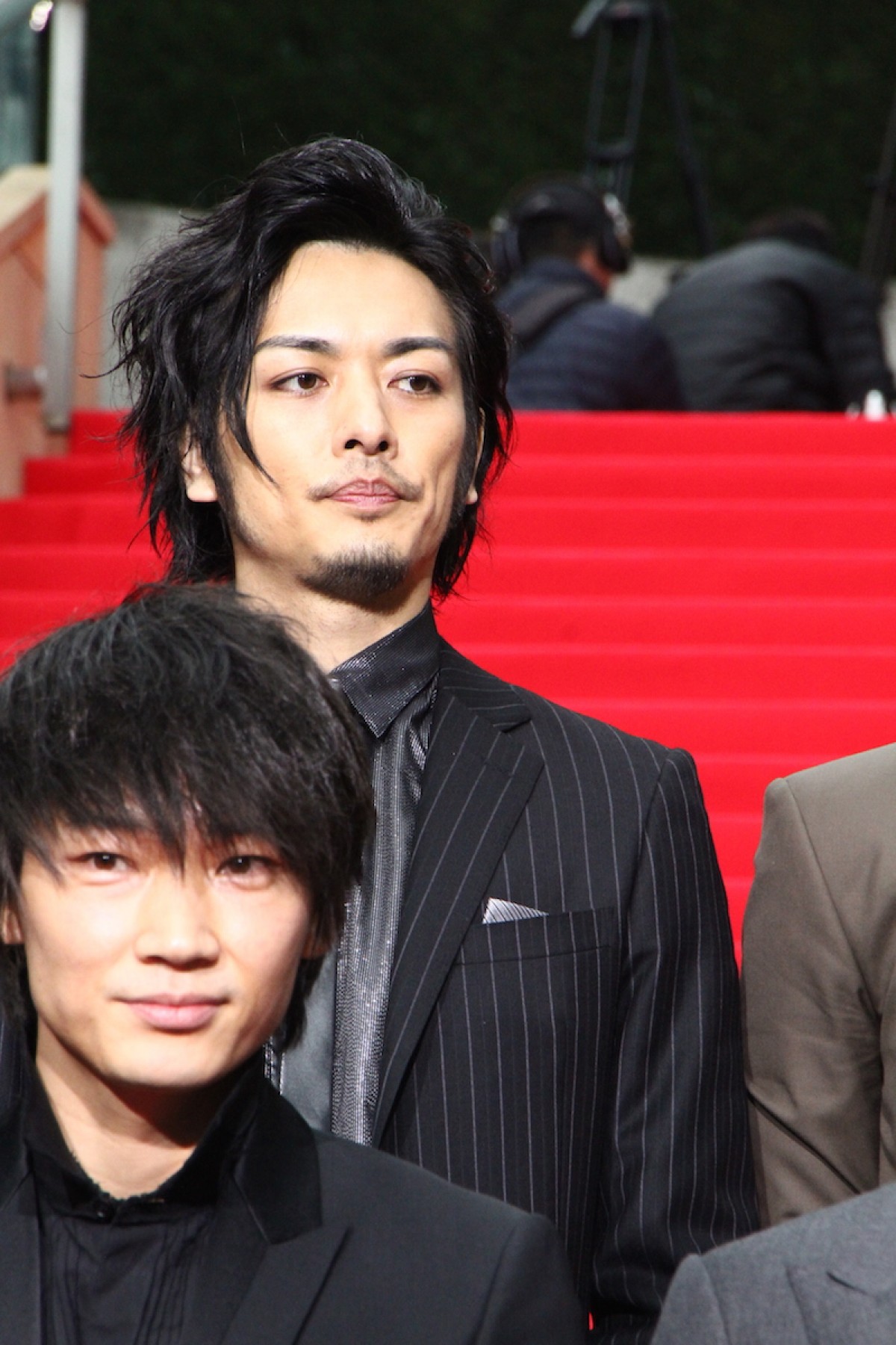 綾野剛、『新宿スワンII』レッドカーペットで会場の女性ファンに名刺配り！