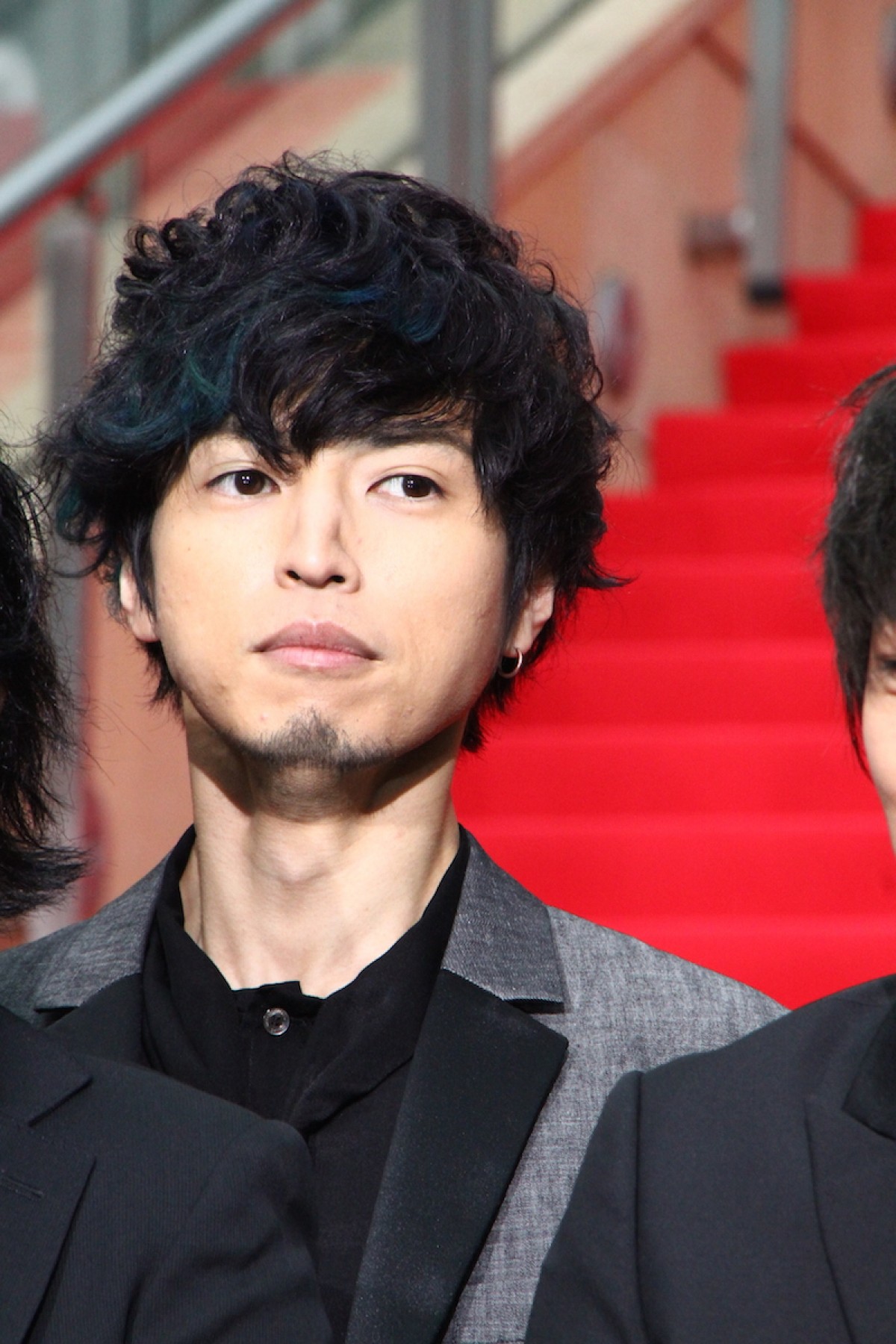 綾野剛、『新宿スワンII』レッドカーペットで会場の女性ファンに名刺配り！