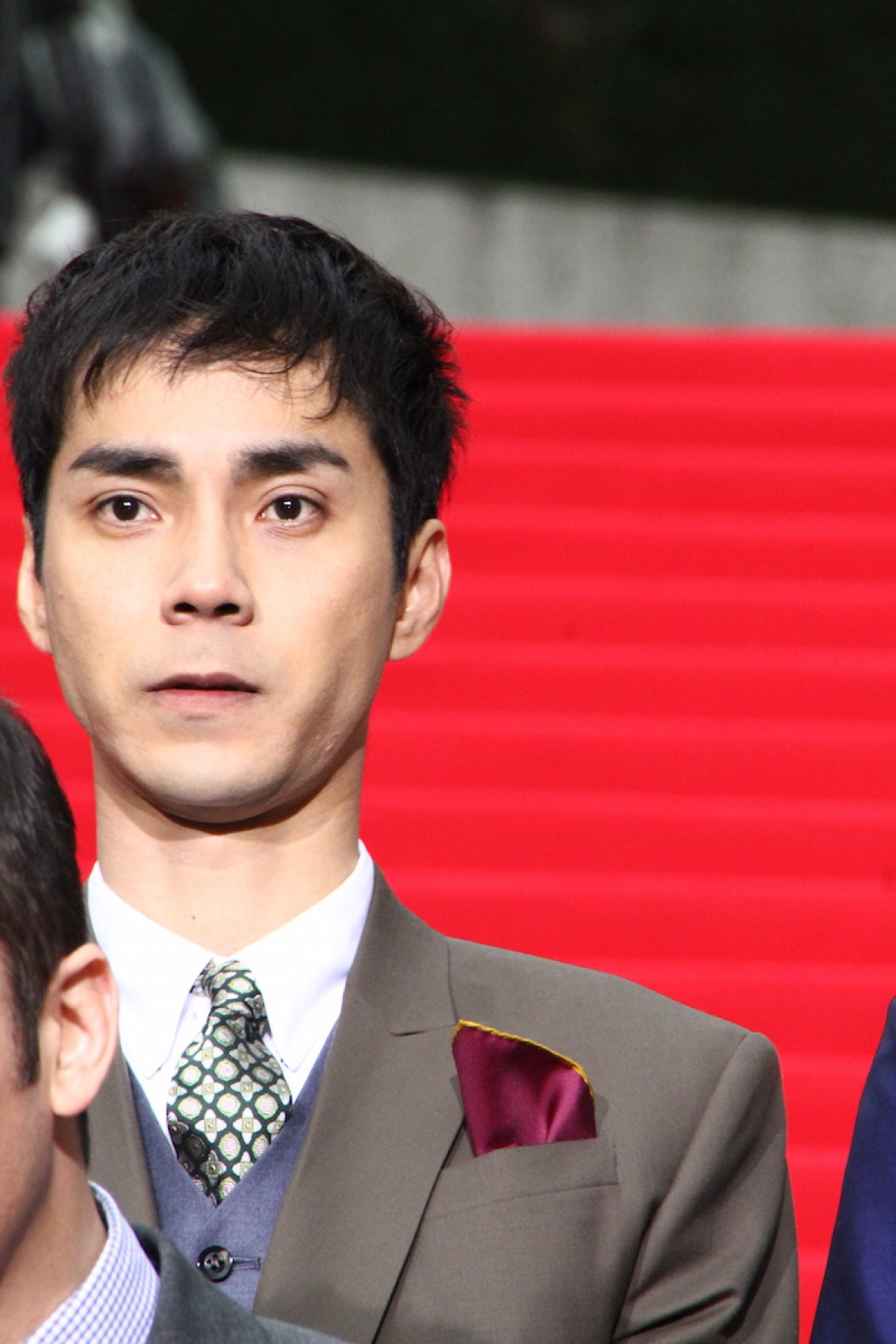 綾野剛、『新宿スワンII』レッドカーペットで会場の女性ファンに名刺配り！
